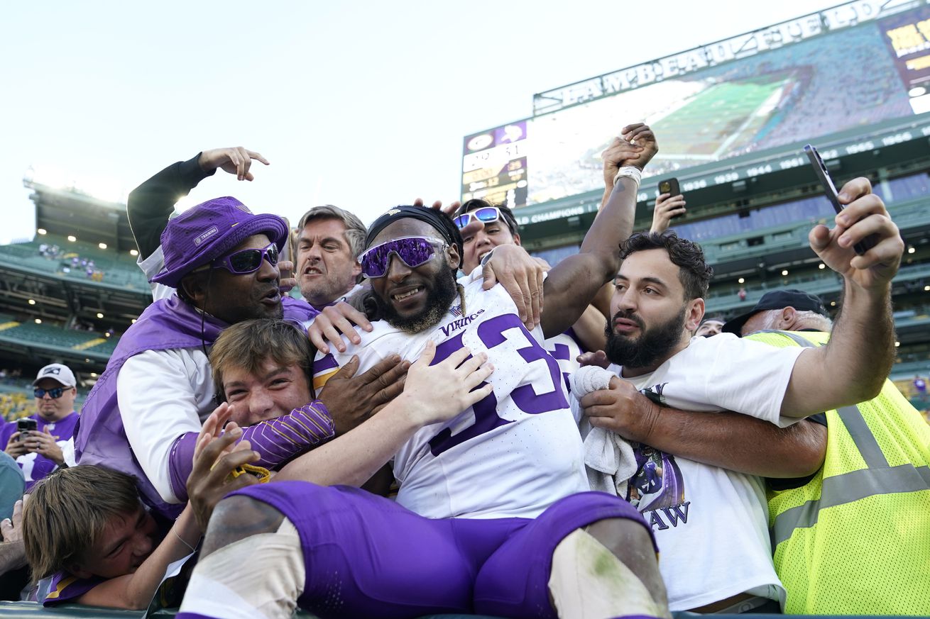 Minnesota Vikings v Green Bay Packers