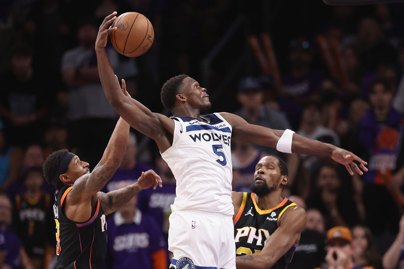 Minnesota Timberwolves v Phoenix Suns - Game Four