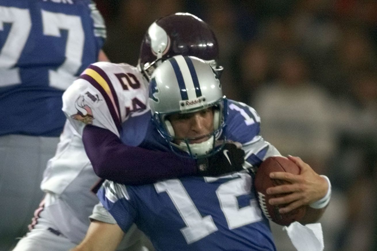 Detroit MI, Minnesota Vikings vs Detroit Lions 10/17/99--- — Vikings saftey Robert Griffith sacks Lions quaterback Gus Frerotte for a 3 yard loss during 4th quarter action at the the Silverdome. The lions beat the Vikings 25-23.(Photo By JERRY HOLT/Sta